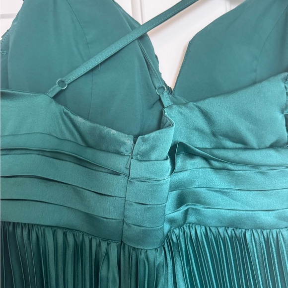 Minuet green satin dress - Picture 4 of 6